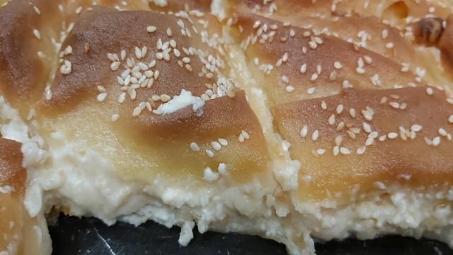 Αλμυρή αμαρτία: Τυροπιτά με μπεσαμελ εύκολη και νόστιμη