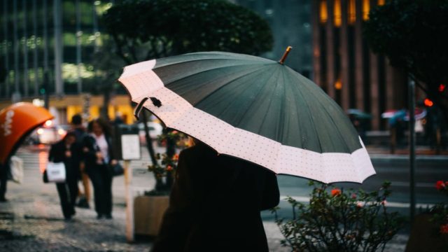 «Χαλάει» το τριήμερο της Πρωτομαγιάς ο καιρός – Έρχονται λασποβροχές και πτώση της θερμοκρασίας