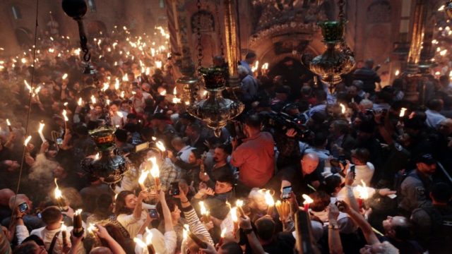 Άγιο Φως: Τι ώρα θα φτάσει το Μεγάλο Σάββατο στην Ελλάδα