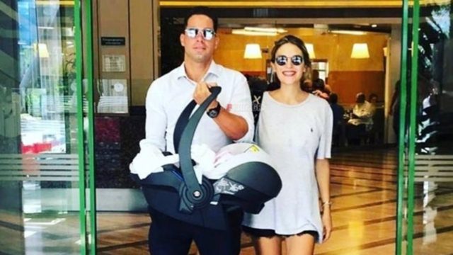 Ξανθιά κουκλάρα τραγουδίστρια: Αυτή η πασίγνωστη Ελληνίδα είναι η πρώην του συζύγου της κόρης του Απόστολου Βακάκη