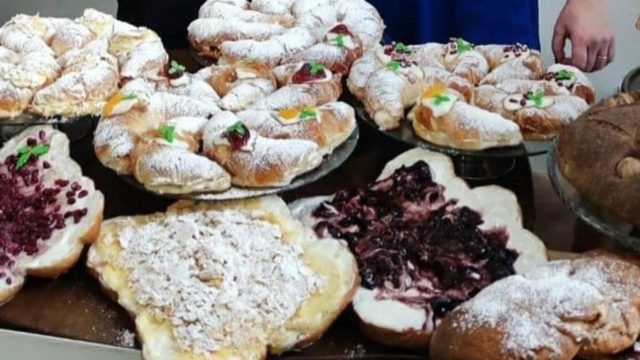 Πεντανόστιμο «πάντρεμα» στην κουζίνα: Θεσσαλονικιό τσουρέκι – μουσακάς και κρουασάν – καρμπονάρα!
