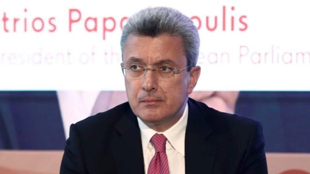 Νίκο Χατζηνικολάου εσύ; Αγνώριστος πριν από 40 χρόνια και χωρίς γυαλιά!