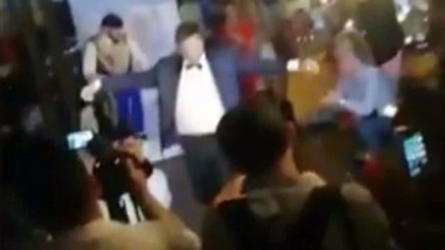 Παντρεύτηκε ο πιο περιζήτητος εργένης και το γιορτάζει με ένα μερακλίδικο ζεϊμπέκικο