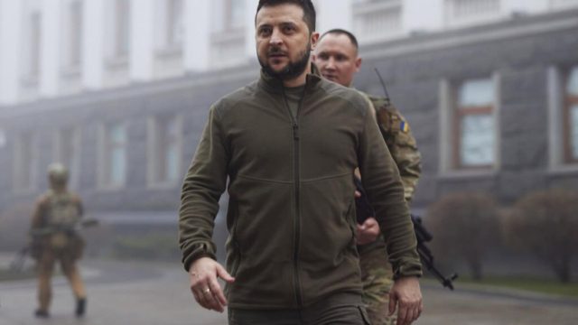 Πόλεμος στην Ουκρανία – Νέο «μπλόκο» Ζελένσκι σε Πούτιν: Αποκλείει το ενδεχόμενο να βρεθεί στη Μόσχα για συνομιλίες (video)