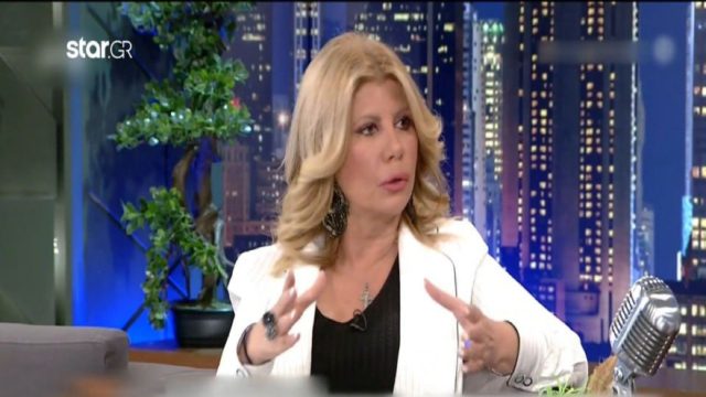 Ανατριχιάζει η Ζήνα Κουτσελίνη: «Ο πατέρας μου με φαλτσέτα μαχαίρωσε την μάνα μου» (Video)