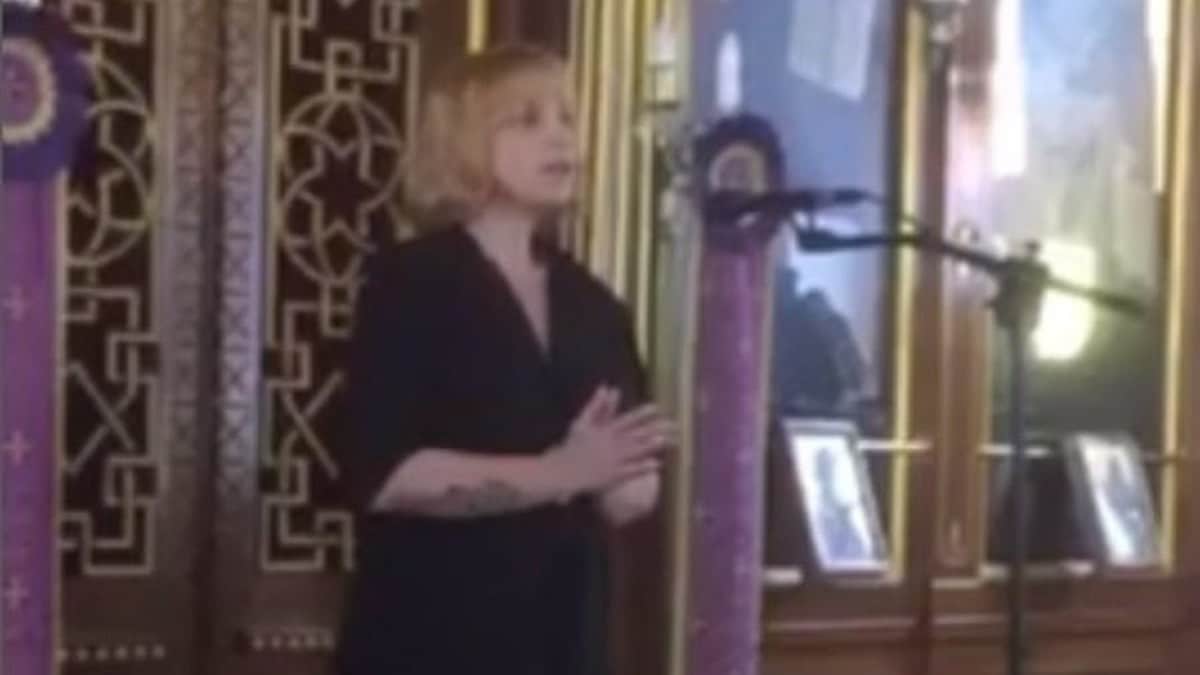 Τώρα και ψάλτρια η Ελεονώρα Ζουγανέλη: Έψαλε το «Χριστός Ανέστη» σε εκκλησία στις Σπέτσες (Video)