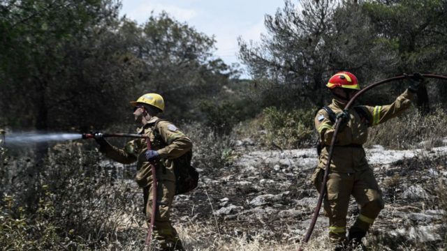 Συναγερμός στα Γεράνεια Όρη – Φωτιά πάνω από το Λουτράκι