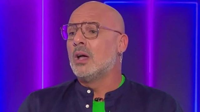 Τα ομολόγησε όλα ο Νίκος Μουτσινάς: Tο ατύχημα που είχε ενώ συνευρισκόταν ερωτικά σε ξενοδοχείο