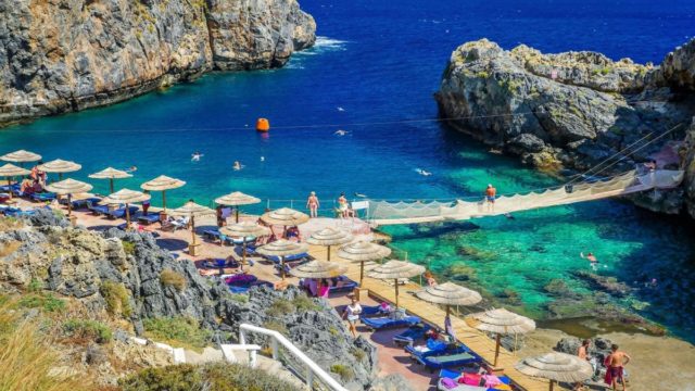 Η φωτογραφία της ημέρας: Ηλιόλουστη καλημέρα από τα καταγάλανα νερά της “Καλυψούς” στην Κρήτη
