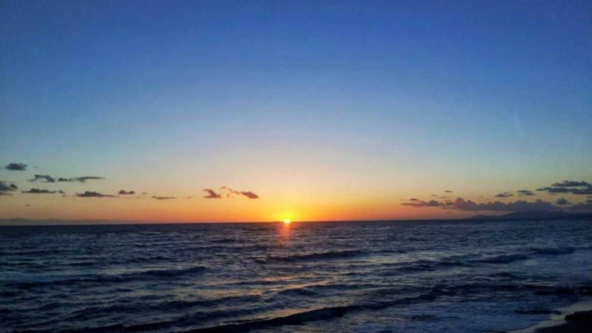 Ονειρεμένο: Το νησί του Ιουνίου που έχει ηλιοβασίλεμα αντάξιο με αυτό της Σαντορίνης