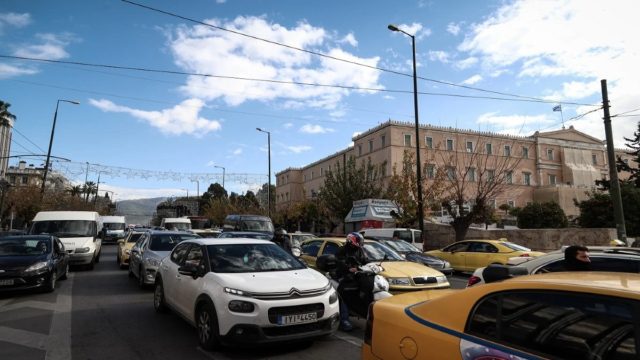 Ραγδαίες αλλαγές για τα αυτοκίνητα στην Ελλάδα – Τι φέρνει και πότε ο κλιματικός νόμος