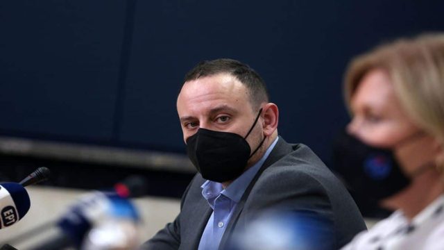 Ποζάρει σαν μοντέλό: Ο Γκίκας Μαγιορκίνης όπως δεν τον έχετε ξαναδει σε στιγμές απόλυτης χαλάρωσης στη Σαντορίνη