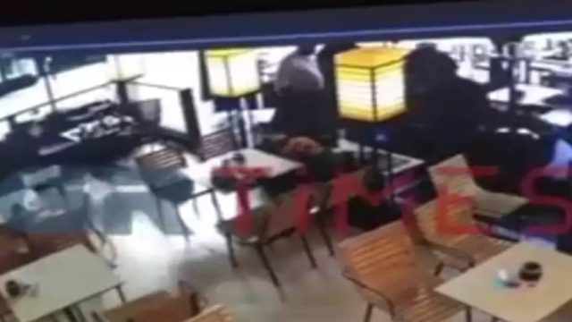 Συγκλονιστικό βίντεο από την Κατερίνη: Αστυνομικός σώζει γυναίκα που καταρρέει μέσα σε καφετέρια