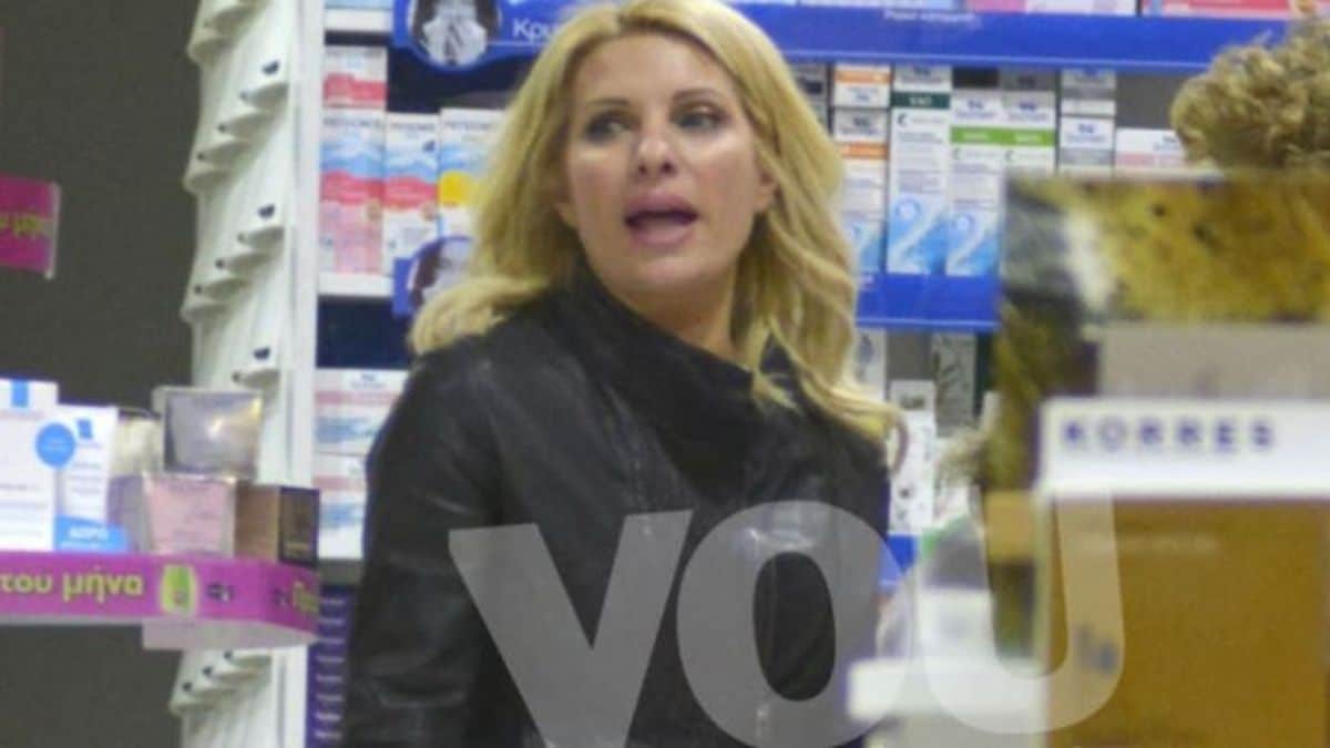 Σούσουρο με σπάνια φωτογραφία της Ελένης Μενεγάκη: Τι φορούσε το 2016 για να πάει στο φαρμακείο