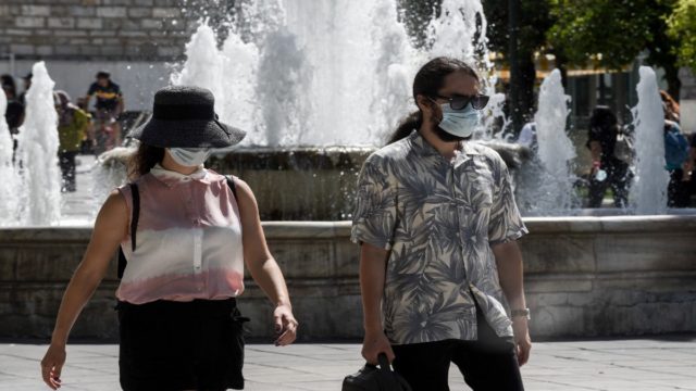 Μάσκες: Πού διατηρoύνται, πού τις πετάμε – Η τελική εισήγηση της κυβέρνησης στην επιτροπή των ειδικών
