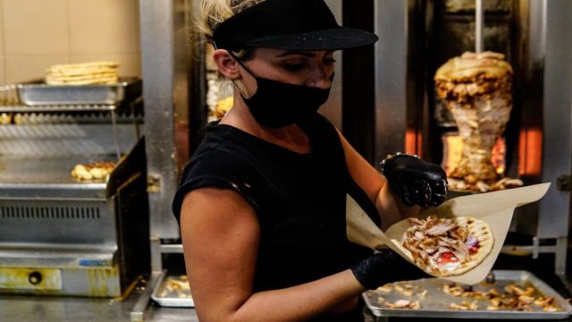Πιο κοντά από ποτέ στα 5 ευρώ το σουβλάκι: Στα 3,9 ευρώ στη Θεσσαλονίκη – Οι φόβοι των επαγγελματιών του κλάδου (video)