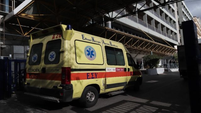 Πανικός στα Εξάρχεια: Στο νοσοκομείο νήπιο – Έπεσε πάνω του πόρτα παιδικής χαράς