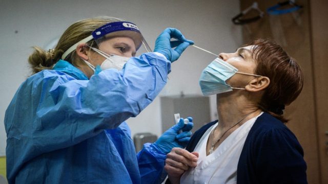 Κορωνοϊός: Στα πλέον χαμηλότερα επίπεδα της χρονιάς κρούσματα, θάνατοι και διασωληνωμένοι σήμερα (22/5)
