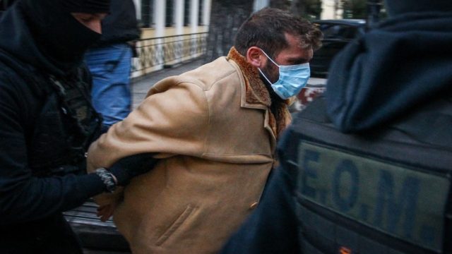 «Είσαι κτήνος, βίασες το παιδί μου, ο Θεός να σε κάψει»: Άγρια επίθεση της μητέρας στη δίκη του προπονητή Ιστιοπλοΐας (video)