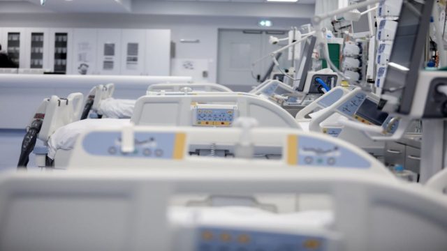 Συναγερμός στον ΕΟΔΥ: Πρώτο ύποπτο κρούσμα ευλογιάς των πιθήκων στην Ελλάδα – Θα μεταφερθεί σε ειδική κάψουλα από την Κεφαλονιά (video)