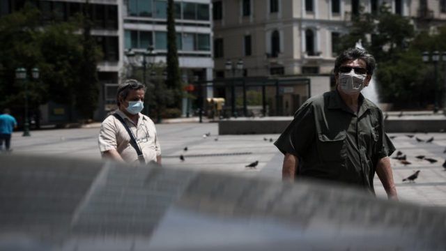 Κορωνοϊός: Ξανά πάνω από το όριο των 20 οι θάνατοι – Σταθερότητα στα ημερήσια (22/5) κρούσματα