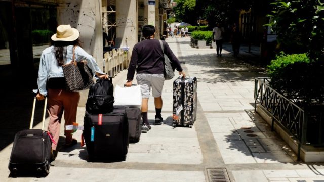 Έκτακτη επιδότηση ενόψει καλοκαιριού: Έως και 300 ευρώ για διακοπές σε Σάμο και Βόρεια Εύβοια – Οι δικαιούχοι