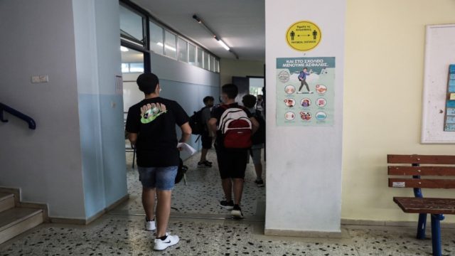 Σοκαριστική καταγγελία για το σχολείο που πήγαινε ο 14χρονος αυτόχειρας: «Ο διευθυντής μαζεύει μαχαίρια και τα έχει στο συρτάρι του» (video)