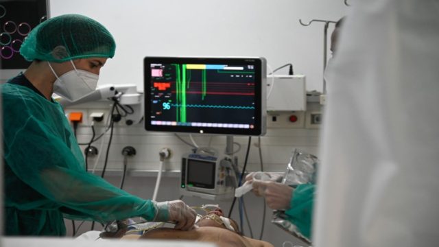 Κορωνοϊός – Θλιβερή πρωτιά: Για πρώτη φορά οι εμβολιασμένοι ξεπέρασαν τους ανεμβολίαστους στις ΜΕΘ