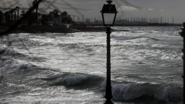 Πολλά προβλήματα από την κακοκαιρία: Αγνοείται άνδρας στην Εύβοια, πτώση δέντρων στην Αττική!