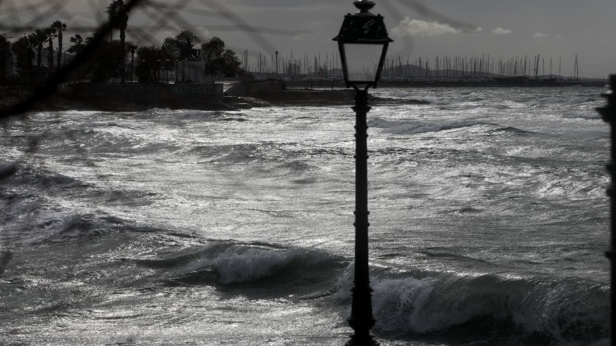 Πολλά προβλήματα από την κακοκαιρία: Αγνοείται άνδρας στην Εύβοια, πτώση δέντρων στην Αττική!