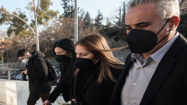 Δίκη προπονητή ιστιοπλοΐας: Συναθλήτριές της «καίνε» εκ νέου την Αμαλία και τους γονείς της – «Κανένας βιασμός» (video)