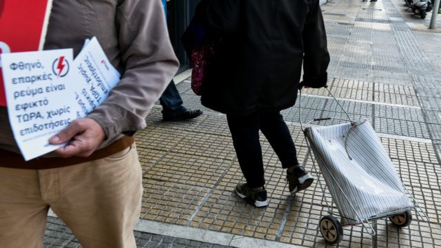 «Σπάει» κάθε ρεκόρ η ακρίβεια – «Ματώνει» το ελληνικό πορτοφόλι: Aυτά είναι τα προϊόντα με τις μεγαλύτερες αυξήσεις (video)