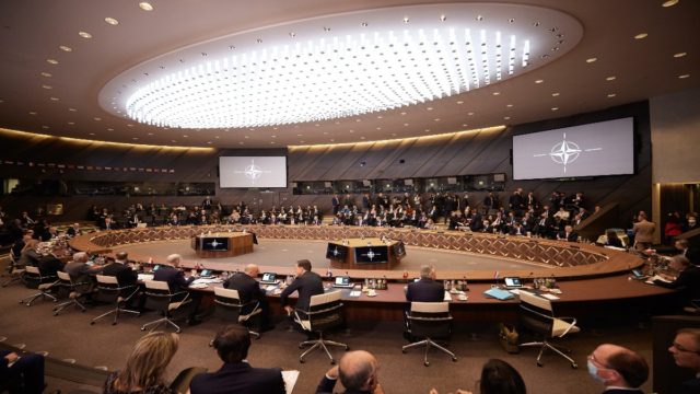 «Πέπλο» ανησυχίας πάνω από την Ευρώπη: Οι κινήσεις του ΝΑΤΟ έφεραν ρωσικές απειλές σε Φινλανδία και Σουηδία – Βομβαρδισμών συνέχεια στην Ουκρανία