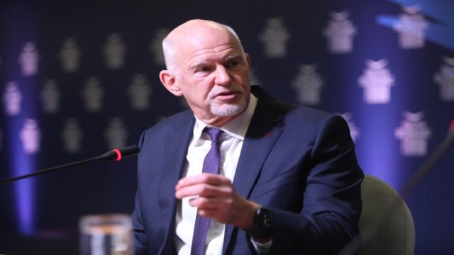 ΠΑΣΟΚ – Επιμένει ο Γιώργος Παπανδρέου 13 χρόνια μετά: «Λεφτά υπάρχουν, αλλά ποιος τα παίρνει» (video)