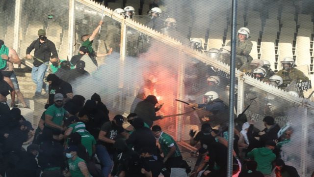 Τελικός Κυπέλλου Ελλάδας – Χαμός στις κερκίδες του ΟΑΚΑ: Επεισόδια μεταξύ οπαδών και ΜΑΤ με χρήση χημικών (photos)