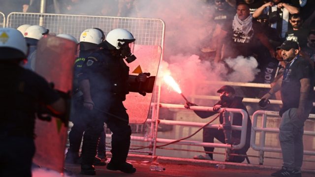 Τελικός Κυπέλλου Ελλάδας: 17 συλλήψεις μετά τις εικόνες ντροπής – Τον γύρο του διαδικτύου κάνουν οι συμπλοκές σώμα με σώμα στο γήπεδο (photos)