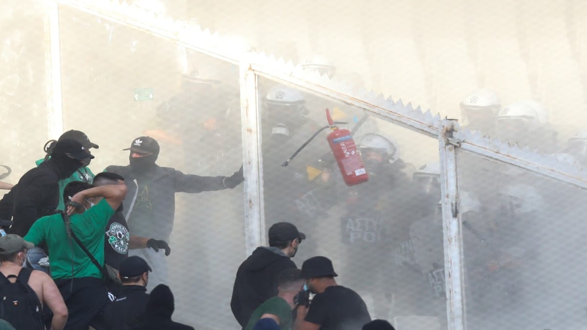 Παναθηναϊκός: Σοκ με γνωστό οπαδό του «Τριφυλλιού» – Τραυματίστηκε από έκρηξη κροτίδας στον τελικό Κυπέλλου και του έκοψαν τα δάχτυλα (photo)