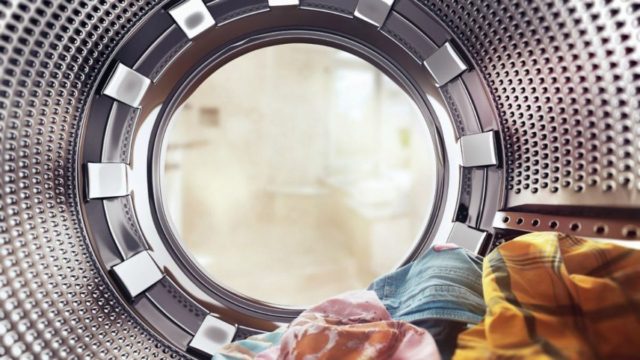 Το λευκό “θαύμα” του πλυντηρίου που θα σας λύσει τα χέρια στο πλύσιμο των ρούχων