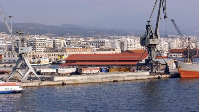 Έβαλε το μπικίνι της και βγήκε για ηλιοθεραπεία στο Λιμάνι της Θεσσαλονίκης (φωτο)