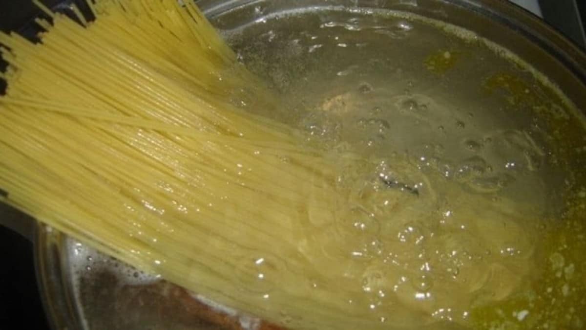 Μια μικρή απροσεξία που πρόσεχαν οι γιαγιάδες: Αρκούσε για να βγουν άνοστα τα μακαρόνια από την κατσαρόλα