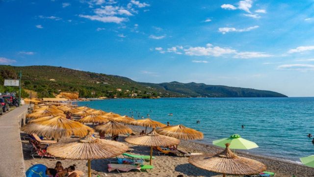 Ο αμμουδένιος θησαυρός της Καλαμάτας: Η παραλία που πρέπει οπωσδήποτε να επισκεφτείς αν βρεθείς στη Μεσσηνία