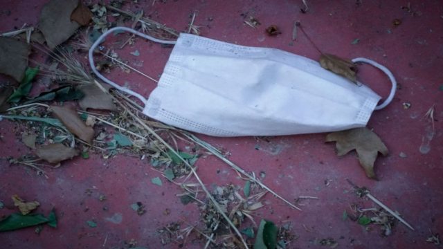 Είδηση “βόμβα”: Επιστρέφει η μάσκα – Πως θα είναι το φετινό καλοκαίρι