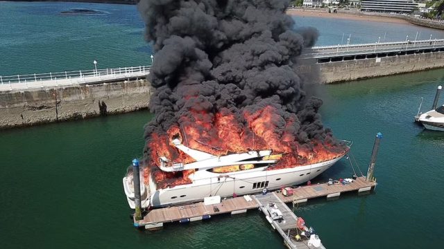 Πύρινη κόλαση: Κάηκε ολοσχερώς γιοτ 7 εκατομμυρίων ευρώ – Εικόνες σοκ
