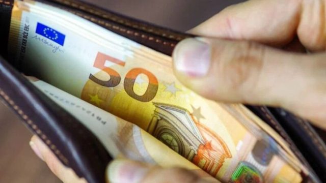 Σε ισχύ ο νέος κατώτατος μισθός – Πότε έρχεται νέα αύξηση