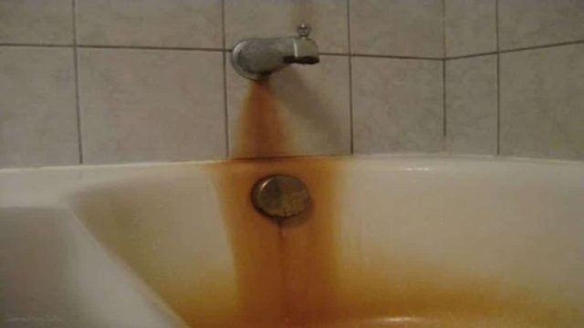 Έκανε την κιτρινίλα… ασπρίλα: Ο τέλειος καθαρισμός μπανιέρας – Έτσι εξαφάνισε άλατα και μούχλα!