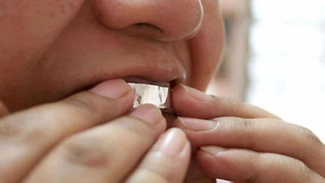 Λευκά δόντια σε μόλις 1 ώρα: Πανέξυπνο κόλπο με το αλουμινόχαρτο και… καθάρισες!