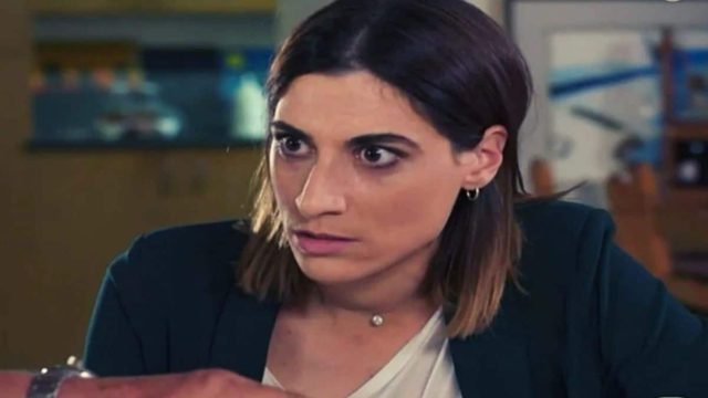 Spoiler – Η Γη της Ελιάς: Η Αντιγόνη πιάνεται στα χέρια με τη θετή μητέρα της κόρης της