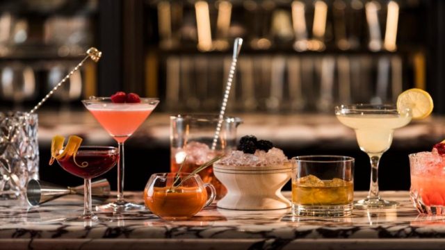7+1 cocktail bars που θα σας συνεπάρουν