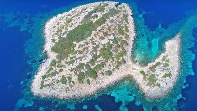 Φονιάς: Το ελληνικό νησί με το ανατριχιαστικό όνομα – Ποια διάσημη ταινία γυρίστηκε εκεί