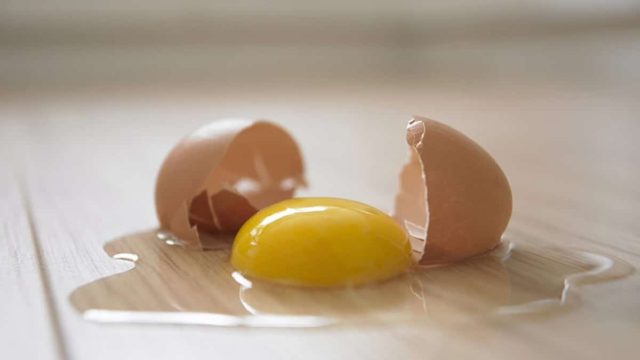Έσπασε το αυγό στο πάτωμα; Δείτε εδώ τι πρέπει να κάνετε